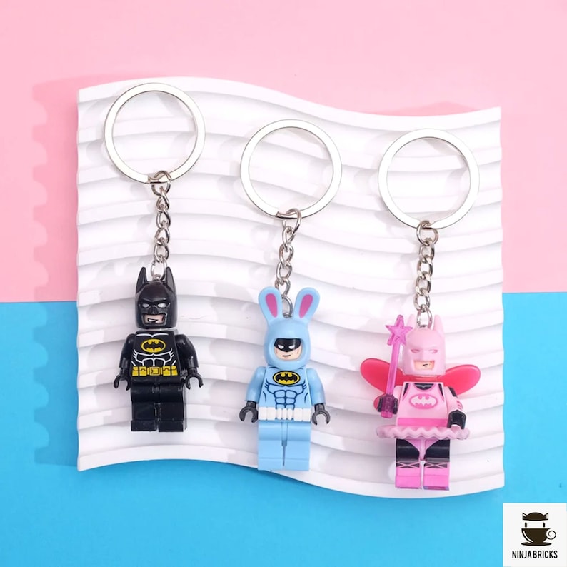 Porte-clés de personnage 3D Fairy Bat-Man Figure, porte-clés de figure de super-héros, accessoire de sac à dos personnalisé, accessoires de porte-clés, cadeaux pour lui image 1