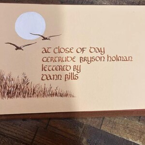 Poesía en movimiento, copia de un libro pintado a mano con letras del cierre del día de Gertrude Bryson Holman con pájaros volando sobre un pantano