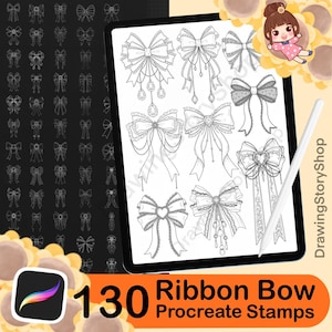Puede incluir: Ilustración digital de una tableta que muestra varios diseños de lazos de cinta. La tableta va acompañada de un lápiz óptico y un gráfico que dice "130 Ribbon Bow Procreate Stamps". También se muestra una colección de sellos de lazo sobre un fondo negro.