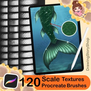 Puede incluir: Un iPad muestra una ilustración digital de una cola de sirena verde. Un lápiz óptico blanco y una cuadrícula de texturas de escamas también son visibles. El texto dice "120 Scale Textures Procreate Brushes".
