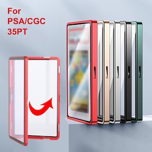 Puede incluir: Un conjunto de estuches magnéticos rectangulares para tarjetas PSA/CGC 35PT, con diseño abatible en acabados metálicos rojo, dorado, plateado, negro y verde. Los estuches tienen paneles transparentes y un gráfico de flecha roja indicativa.