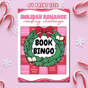Puede incluir: Juego de bingo de lectura Holiday Romance de tamaño A4. El diseño presenta una corona con un lazo rojo, las palabras "Book Bingo" y varias indicaciones temáticas navideñas. Bastones de caramelo y copos de nieve rodean el juego.
