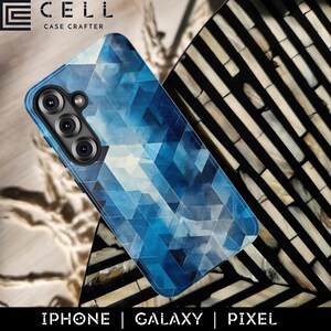 Puede incluir: Funda para smartphone con un diseño geométrico en azul y blanco. La funda es para teléfonos iPhone, Galaxy o Pixel. La marca "CELL CASE CRAFTER" está en la parte superior.