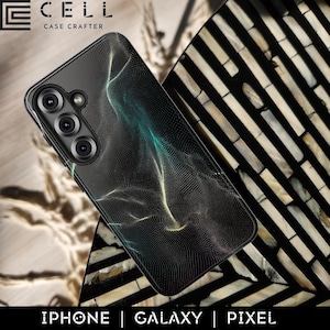 Könnte beinhalten: Schwarze Handyhülle mit einem fließenden, abstrakten Design in Türkis und Gold. Die Hülle hat eine Kameraanordnung und den Text "E CELL CASE CRAFTER". Der untere Teil des Bildes lautet "IPHONE | GALAXY | PIXEL".