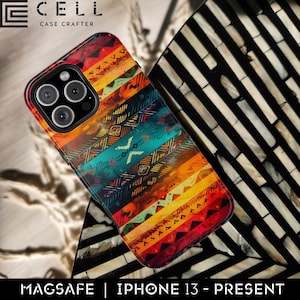 Puede incluir: Una funda de teléfono colorida con un patrón geométrico en tonos rojos, naranjas, amarillos, turquesas y azules. La funda está diseñada para un iPhone 13 y presenta el texto "MAGSAFE | IPHONE 13 - PRESENT". Fabricado por CELL CASE CRAFTER.
