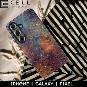 Op de afbeelding: Een smartphonehoesje met een geometrisch ontwerp in paars, blauw en goud. De hoes heeft een camera-uitsparing en de merknaam "E CELL CASE CRAFTER" is zichtbaar. De tekst "IPHONE | GALAXY | PIXEL" staat onderaan.