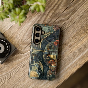 Puede incluir: Una funda para teléfono con un diseño abstracto colorido que presenta formas geométricas y un fondo azul oscuro. La funda tiene un recorte para una cámara de triple lente.