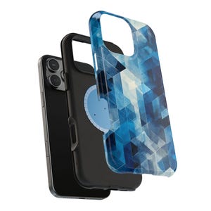 Op de afbeelding: Een zwarte smartphone met een beschermhoes, met een blauw geometrisch patroon. De hoes bestaat uit meerdere lagen, die de camera en het ontwerp van de telefoon laten zien. De hoes heeft een lichtblauw cirkelvormig element.