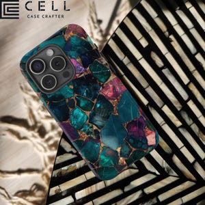 Op de afbeelding: Smartphonehoesje met een mozaïekontwerp in tinten van teal, paars en goud. De hoes heeft een glanzende afwerking en het logo "E CELL CASE CRAFTER". De cameralenzen van de telefoon zijn zichtbaar.