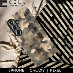 Puede incluir: Una funda de teléfono con un patrón geométrico en tonos beige, marrón y gris. La funda tiene un aspecto transparente y está diseñada para un teléfono inteligente. La marca "CELL CASE CRAFTER" es visible en la parte superior, con las palabras "IPHONE | GALAXY | PIXEL" en la parte inferior.