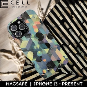 Op de afbeelding: Een telefoonhoesje met geometrisch patroon met een kleurrijk ontwerp van driehoeken, cirkels en andere vormen. De hoes is voor een iPhone 13 of nieuwer model en is MagSafe compatibel. De merknaam "CELL CASE CRAFTER" staat bovenaan.