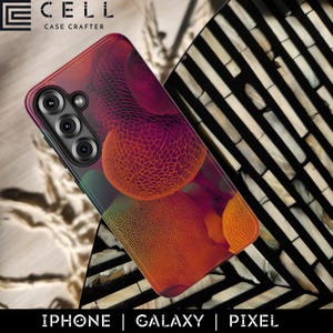 Puede incluir: Funda de teléfono con un diseño abstracto vibrante en tonos rojos y naranjas. El diseño presenta un patrón celular. La marca "CELL CASE CRAFTER" es visible en la parte superior. El texto "IPHONE | GALAXY | PIXEL" está en la parte inferior.