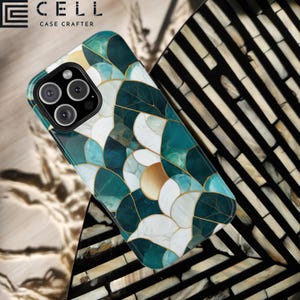 Smaragd Muschel Mosaik robuste Handyhülle | Glänzende oder matte Oberfläche | Türkis Gold Jakobsmuschel Glasmalerei Design für iPhone Samsung Pixel