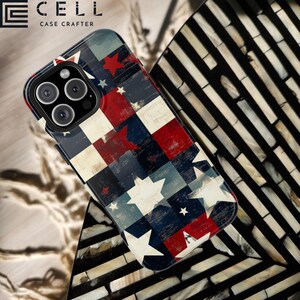 Puede incluir: Una funda para teléfono con un patrón a cuadros rojo, blanco y azul y estrellas. La funda está hecha para un iPhone 13 Pro Max. La funda está hecha por Case Crafter.