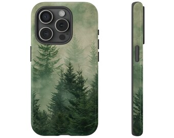 Op de afbeelding: Een telefoonhoesje met een mistige bos scène met hoge groene bomen. Het hoesje heeft een zwarte rand en een uitsparing voor de camera.