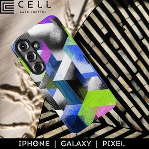 Op de afbeelding: Een smartphonehoesje met een geometrisch ontwerp in blauw, groen, paars en wit. De hoes heeft een camera-uitsparing en de tekst "E CELL CASE CRAFTER". De onderkant van de hoes heeft de tekst "IPHONE | GALAXY | PIXEL".