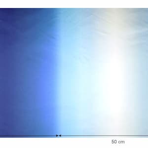 Peut inclure: Un tissu rectangulaire avec un dégradé de bleus et de blanc. Le tissu mesure 8 cm de large, 56 cm de long, 50 cm de long et 27 cm de long. Les couleurs se fondent du bleu foncé au bleu clair et au blanc.