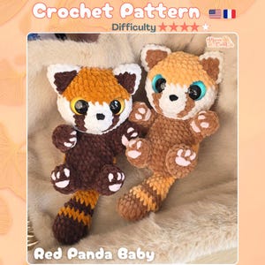 Peut inclure: Deux peluches de panda roux en laine douce. Le panda de gauche a une fourrure marron foncé avec des accents blancs et des yeux jaunes. Celui de droite a une fourrure marron clair avec des accents blancs et des yeux bleus, avec des queues rayées.