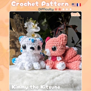 Puede incluir: Dos peluches de ganchillo, Kimmy the Kitsune, que incluyen un zorro blanco con detalles azules y un zorro rosa con detalles blancos. Ambos tienen ojos grandes, oscuros y brillantes y varias colas. El texto dice Crochet Pattern, Difficulty y Kimmy the Kitsune.