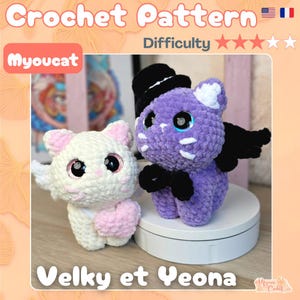 Puede incluir: Dos figuras de gato de ganchillo, una blanca con detalles rosas y la otra morada con alas negras y un sombrero de copa. La imagen incluye el texto "Crochet Pattern", "Myoucat" y "Velky et Yeona."
