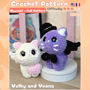 Puede incluir: Dos gatos de peluche tejidos a ganchillo, uno blanco con detalles rosas y otro morado con sombrero de copa negro, pajarita negra y alas negras. El texto dice Crochet Pattern, Myoucat - Full Pattern, Difficulty y Velky and Yeona.