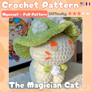 Peut inclure: Un jouet en peluche crocheté représentant un chat portant un chapeau et un nœud papillon verts, avec des accents orange et beige. Le texte "Crochet Pattern" et "The Magician Cat" sont affichés. Le niveau de difficulté est indiqué par des étoiles.