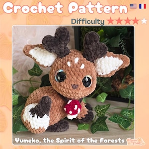 Peut inclure: Une peluche de cerf crochetée avec de grands yeux réfléchissants, une fourrure marron et des accents blancs sur les oreilles et les taches. Il a des bois brun foncé et un accessoire de champignon rouge. Le texte "Crochet Pattern" et "Yumeko, the Spirit of the Forests" sont visibles.