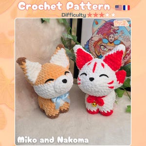 Puede incluir: Dos juguetes de ganchillo de peluche llamados Miko y Nakoma. El juguete de la izquierda es naranja y blanco con una cinta azul claro. El de la derecha es blanco con detalles rojos, una cinta roja y un pequeño cascabel dorado. Ojos bordados.