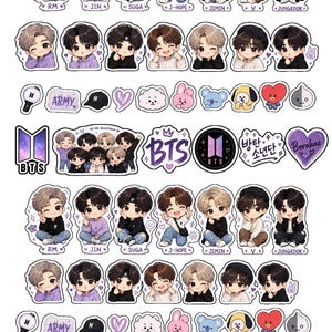 Puede incluir: Una hoja de pegatinas con ilustraciones estilo chibi de los siete miembros de la banda BTS, etiquetados con sus nombres. Incluye pegatinas adicionales del logotipo de BTS, la palabra ARMY, un bastón de luz, corazones y varios personajes.