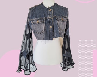 Veste en jean avec haut court recyclé avec manches en tulle - Mode durable, Pièce tendance faite main, Jeans recyclés, Design unique