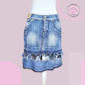 Jupe courte en jean upcyclé - Mode recyclée à la main, minijupe respectueuse de l&#39;environnement, style durable unique, denim vintage