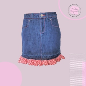 Jupe en denim recyclé faite main avec bande à carreaux rouges à volants - Mode durable, Jeans recyclés, Boho Chic