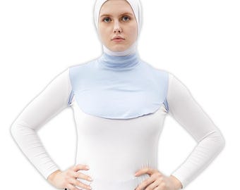Puede incluir: Una camisa blanca de manga larga con un cuello de tortuga azul claro. El cuello es una pieza separada que se puede usar con otras camisas.