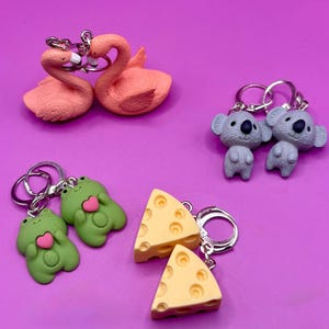 Boucles d'oreilles fantaisie, pendants d'oreilles. Choisissez parmi le fromage koala grenouille flamant rose. Style cartoon en résine. bijoux fantaisie boucles d'oreilles