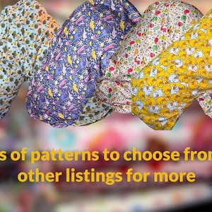 Op de afbeelding: Vijf stoffen douchecaps met verschillende patronen. De patronen omvatten bijen, eenhoorns, bloemen en kuikens.  Veel patronen om uit te kiezen, zie andere aanbiedingen voor meer.