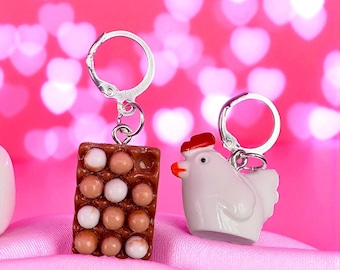 Pendants d'oreilles poule et oeuf sur le plateau : cadeau pour les amateurs de poulet fermier