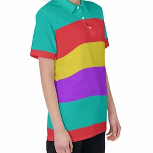 Könnte beinhalten: Ein Poloshirt mit horizontalen Farbblöcken in Türkis, Rot, Gelb, Lila und Rot. Der Kragen und die Ärmel sind türkis mit roter Einfassung. Das Shirt hat einen klassischen Polokragen und eine Knopfleiste.