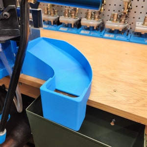 Die blaue Schütte für die Dillon Präzisions-Wiederlademaschine - XL650 Tischmontiert