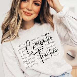 Könnte beinhalten: Hellgraues Sweatshirt mit dem Schriftzug "Computer Teacher" in schwarzer Schrift. Das Sweatshirt zeigt auch eine Liste positiver Eigenschaften in schwarzem Text.