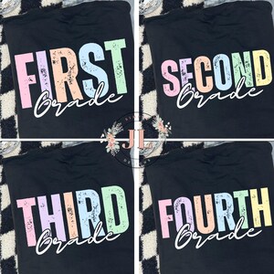K&ouml;nnte beinhalten: Vier schwarze T-Shirts mit den W&ouml;rtern "FIRST Grade", "SECOND Grade", "THIRD Grade" und "FOURTH Grade" in Pastellfarben bedruckt. Das Wort "Grade" ist in einer Schreibschrift. Die Shirts werden auf einer schwarz-wei&szlig; gemusterten Oberfl&auml;che pr&auml;sentiert.