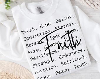 Op de afbeelding: Een wit sweatshirt met ronde hals en zwarte tekst in een lijst. De woorden zijn Trust, Hope, Belief, Conviction, Eternal, Serene, Light, Path, Pure, Guided, Heart, Resilience, Purpose, Strength, Endurance, Devotion, Spiritual, Grace, Peace, Truth, en het woord Faith in een groot cursief lettertype.