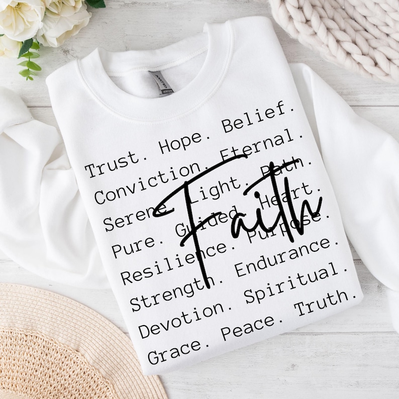 Puede incluir: Sudadera blanca con texto negro que dice "Trust. Hope. Belief. Conviction. Eternal. Serene Light. Path. Pure. Guided Heart. Faith Resilience. Purpose Strength. Endurance. Devotion. Spiritual. Grace. Peace. Truth."