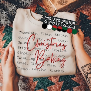 Pu&ograve; includere: Una felpa beige a girocollo con testo nero che elenca parole descrittive come Chocolaty, Flaky, Sticky, Gooey, Chewy, Soft, Cozy, Spiced, Wholesome, Bright, Magical, Frosted, Gingery, Sugary, Buttery, Twinkling, Nutty, Golden, Sweet, Glazed, Warm, Joy, Crispy, Festive, Crumbly, con la scritta rossa Christmas Baking sovrapposta e un grafico nero che riporta PNG/SVG DESIGN COMES IN 7 COLORS.