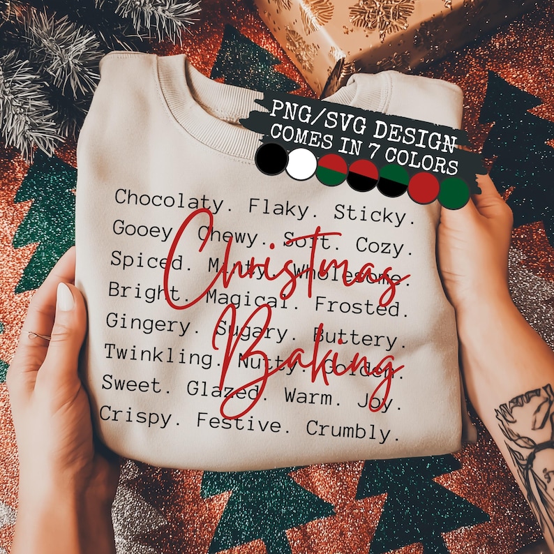 Pu&ograve; includere: Una felpa beige a girocollo con testo nero che elenca parole descrittive come Chocolaty, Flaky, Sticky, Gooey, Chewy, Soft, Cozy, Spiced, Wholesome, Bright, Magical, Frosted, Gingery, Sugary, Buttery, Twinkling, Nutty, Golden, Sweet, Glazed, Warm, Joy, Crispy, Festive, Crumbly, con la scritta rossa Christmas Baking sovrapposta e un grafico nero che riporta PNG/SVG DESIGN COMES IN 7 COLORS.