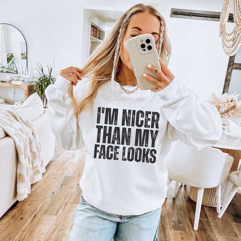Pu&ograve; includere: Felpa bianca con la scritta "I'M NICER THAN MY FACE LOOKS" in lettere nere. Il top a maniche lunghe &egrave; realizzato in materiale morbido. Un capo casual. La felpa &egrave; a girocollo.