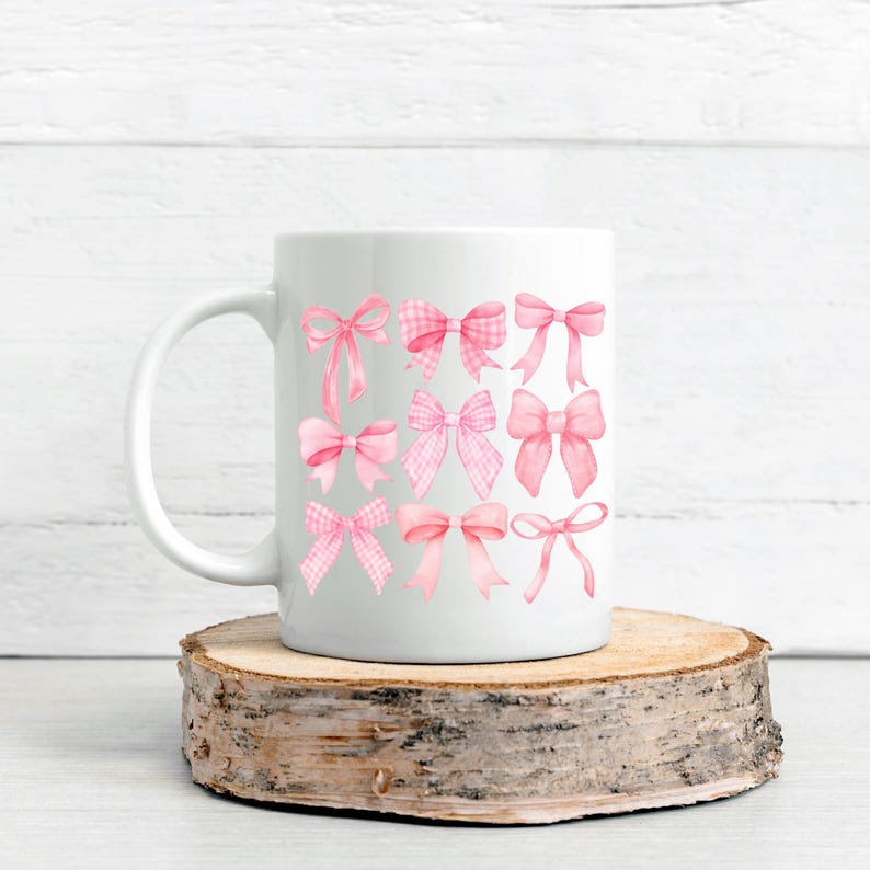 Puede incluir: Taza de cer&aacute;mica blanca con una colecci&oacute;n de lazos rosas de acuarela en varios estilos. Los lazos incluyen dise&ntilde;os lisos, de cuadros y de cinta. La taza se exhibe sobre una rodaja de madera.