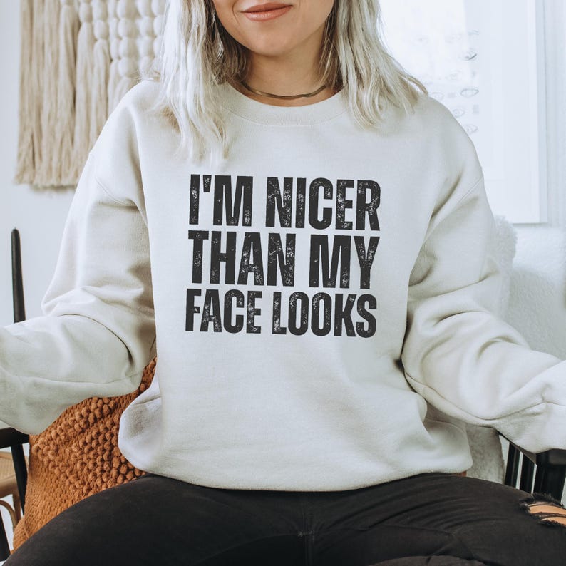 Pu&ograve; includere: Felpa color crema con la scritta "I'M NICER THAN MY FACE LOOKS" in lettere nere sbiadite. Uno stile casual, adatto all'uso quotidiano.