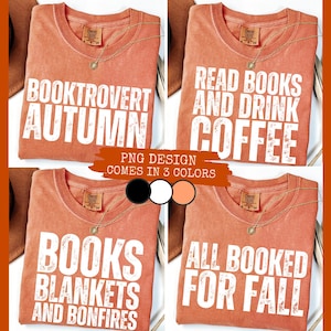Può includere: Quattro magliette arancioni con testo bianco e una collana dorata. Le magliette presentano frasi a tema autunnale: "BOOKTROVERT AUTUMN", "READ BOOKS AND DRINK COFFEE", "BOOKS BLANKETS AND BONFIRES" e "ALL BOOKED FOR FALL". Il design è disponibile in 3 colori.