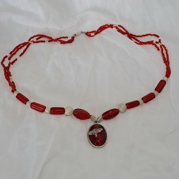 Collier rouge abeille