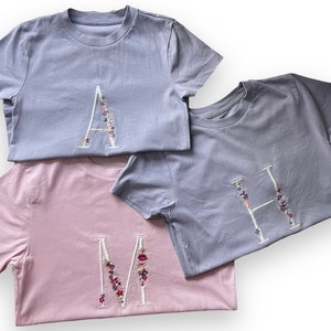 Camiseta infantil personalizada com letras bordadas, iniciais, desenho de flores, bordado floral